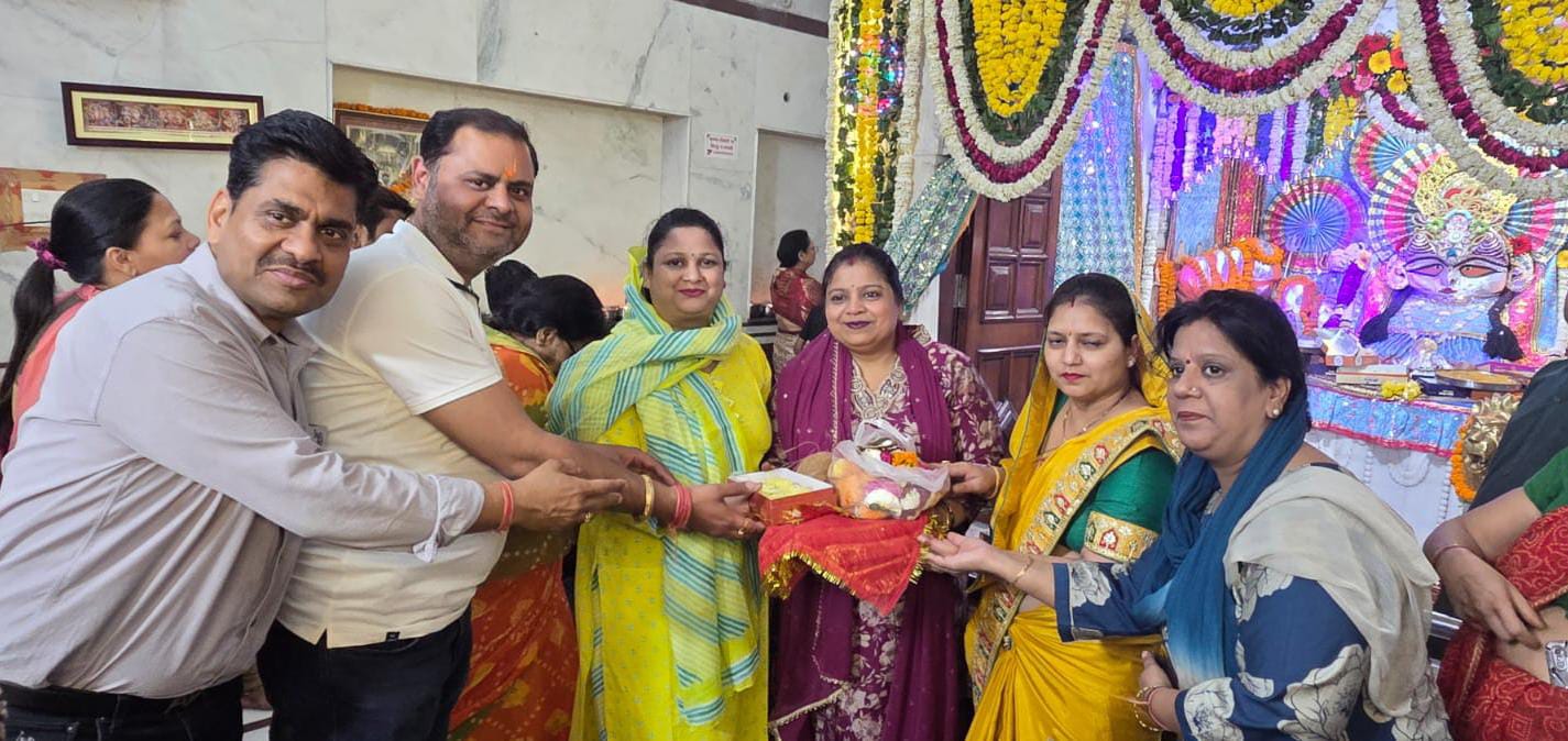 जेसीआई हाथरस ग्रेटर ने सजाया माँ चामुंडा का भव्य फूल बंगला, प्रसादी वितरण में उमड़े श्रद्धालु