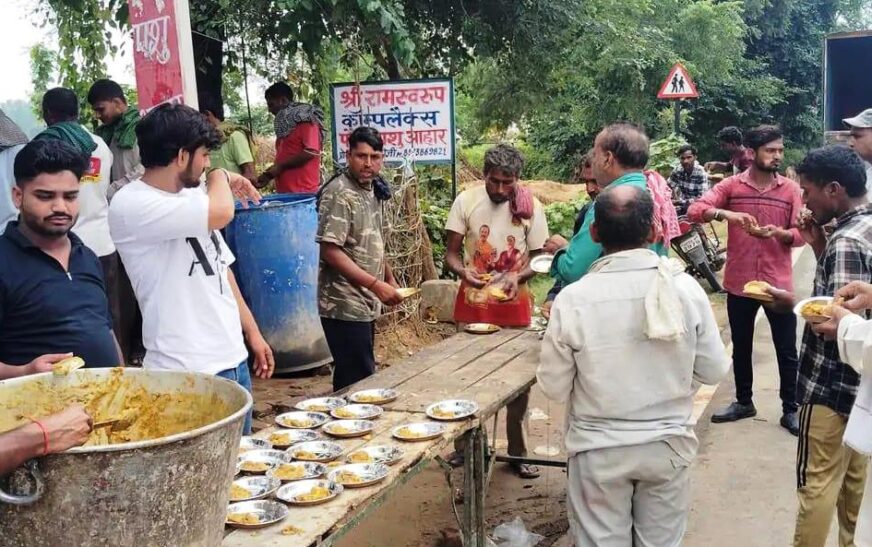 सादाबाद : नवरात्रों में देवी मंदिरों में उमड़ रही श्रद्धा, अष्टमी के मौके पर देवी मंदिरों रही भीड़, जगह जगह प्रसाद वितरण
