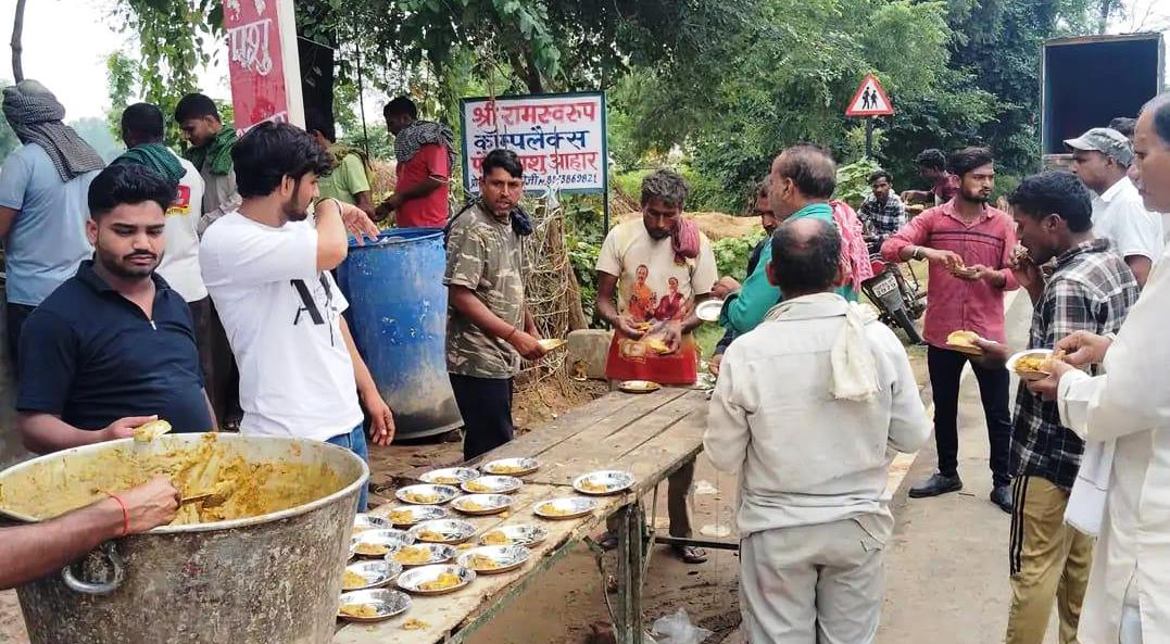 सादाबाद : नवरात्रों में देवी मंदिरों में उमड़ रही श्रद्धा, अष्टमी के मौके पर देवी मंदिरों रही भीड़, जगह जगह प्रसाद वितरण