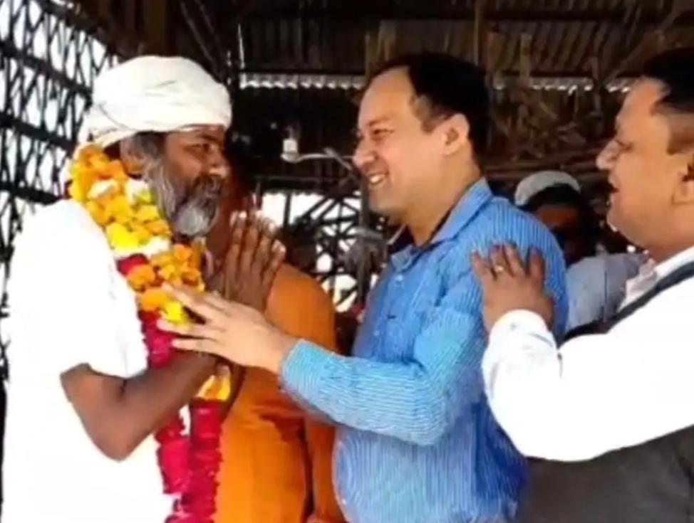 नर्मदा यात्रा कर लौटे सर्राफ का मंडी में स्वागत, करीब 100 दिन की आध्यात्मिक यात्रा के बाद लौटे सादाबाद के नंदलाल