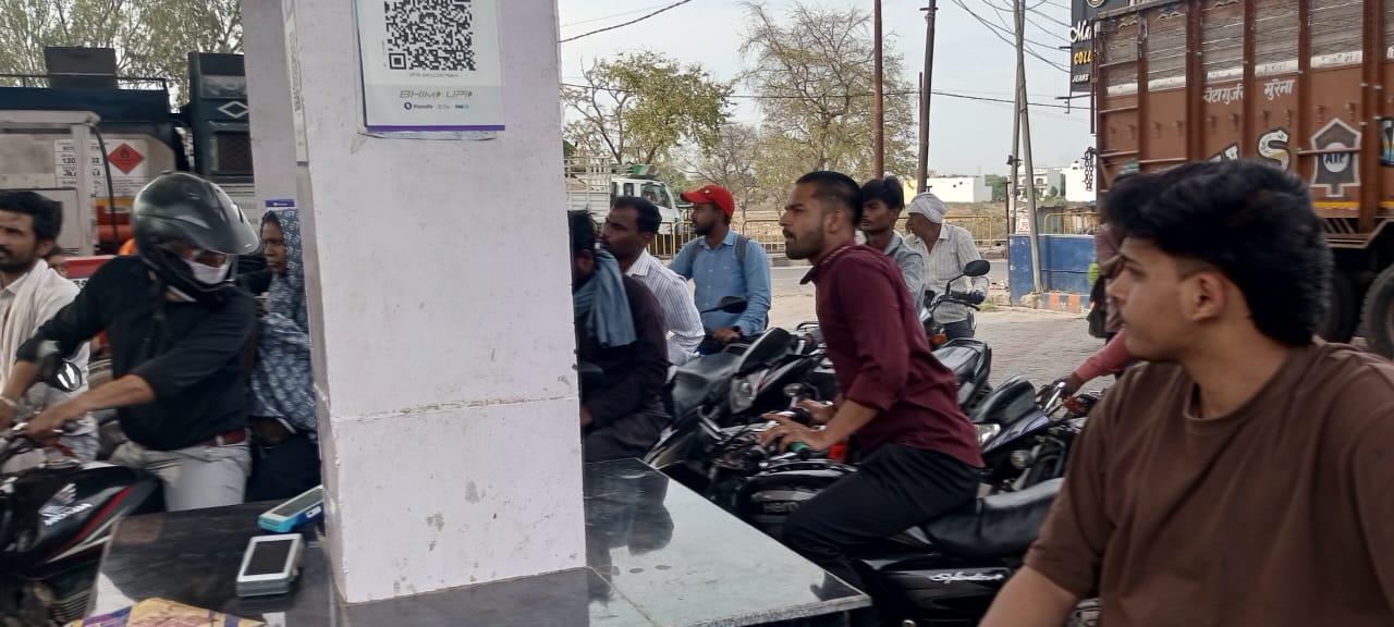 सादाबाद में पेट्रोल के लिए मचा हा-हाकार, बस स्टैंड और हाइवे स्थित दो पेट्रोल पंप हुई बंद, पेट्रोल-डीजल के लिए लोग भटके