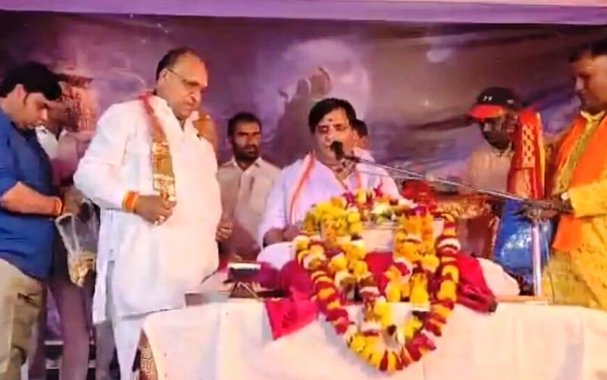 शिव महापुराण कथा में पहुंचे पूर्व विधायक का स्वागत, सादाबाद क्षेत्र के गांव तसीगां में चल रहा है शिव महापुराण कथा का आयोजन