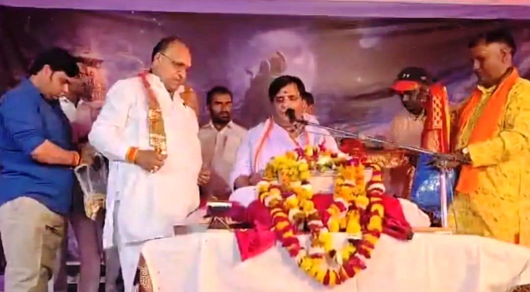 शिव महापुराण कथा में पहुंचे पूर्व विधायक का स्वागत, सादाबाद क्षेत्र के गांव तसीगां में चल रहा है शिव महापुराण कथा का आयोजन