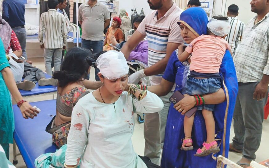 आगरा-अलीगढ़ हाईवे पर सवारियों से भरा टेंपो पलटा, एक वृद्ध की मौत, 8 घायल