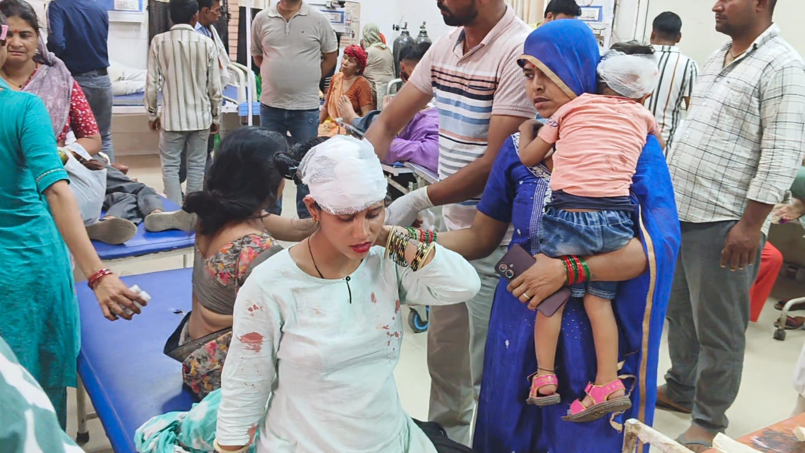 आगरा-अलीगढ़ हाईवे पर सवारियों से भरा टेंपो पलटा, एक वृद्ध की मौत, 8 घायल