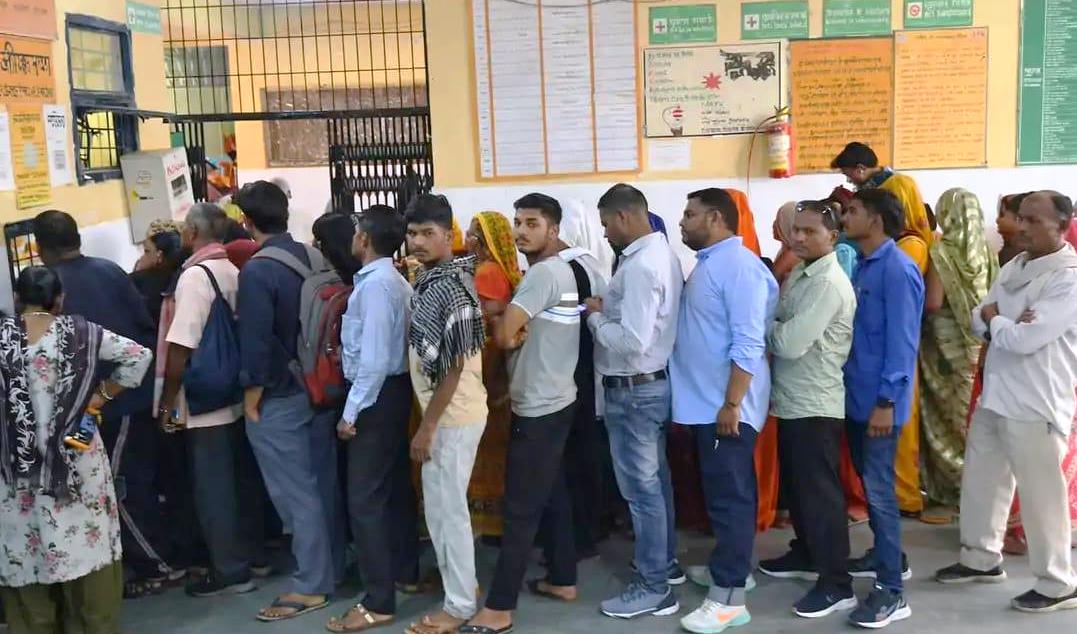 सादाबाद : चार दिन बाद खुली सीएचसी ओपीडी में उमड़ी भीड़, दवा काउंटर से लेकर पर्चा बनवाने, चिकित्सक कक्षों में दिनभर रही मारामारी