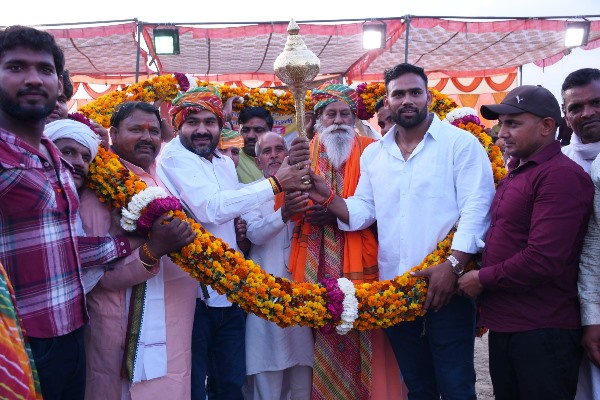 सादाबाद : भारत केशरी हरिकेश ने रूस के जुबेर पहलवान को दी पटखनी, बिसावर के पथवारी मंदिर पर वीर गोकुला जाट की स्मृति में हुआ विशाल दंगल का आयोजन