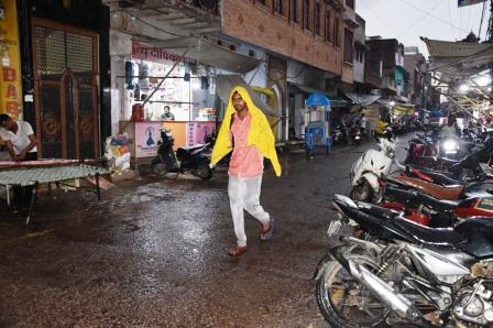 बारिश से बदला मौसम, ओलावृष्टि से किसानों को टेंशन, धूलभरी आंधी और बारिश बनी परेशानी का सबब, गर्मी से राहत