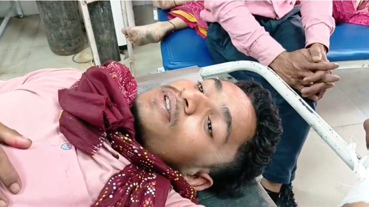 नशे में रोडवेज चालक ने बस रेलवे ट्रैक पर चढ़ाई, बड़ा हादसा टला, तीन यात्री घायल