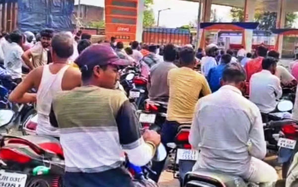 हाथरस में पेट्रोल-डीजल की कीमतों में उछाल के डर से उपभोक्ता परेशान, पेट्रोल पंपों पर उमड़ी भारी भीड़, वाहन चालक करा रहे टंकियां फुल