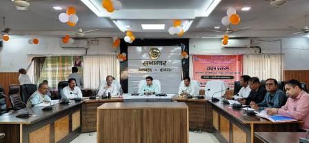 सीएम डैशबोर्ड पर खराब रैंकिंग सुधारने के डीएम के निर्देश, विकास कार्यों में तेजी लाने पर जोर