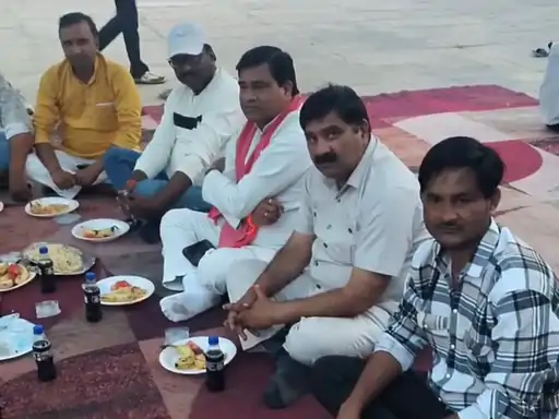 सिकंदराराऊ ईदगाह में हुआ सामूहिक रोज़ा इफ्तार का आयोजन, सैकड़ों रोज़ेदारों ने मुल्क में अमन-चैन की मांगी दुआ