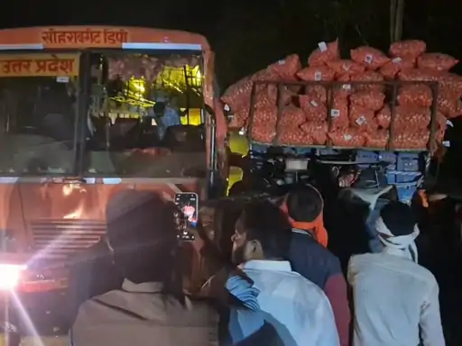 आगरा-अलीगढ़ हाईवे पर रोडवेज बस और आलू से लदी ट्रैक्टर-ट्राली की भिड़ंत, मची चीख-पुकार