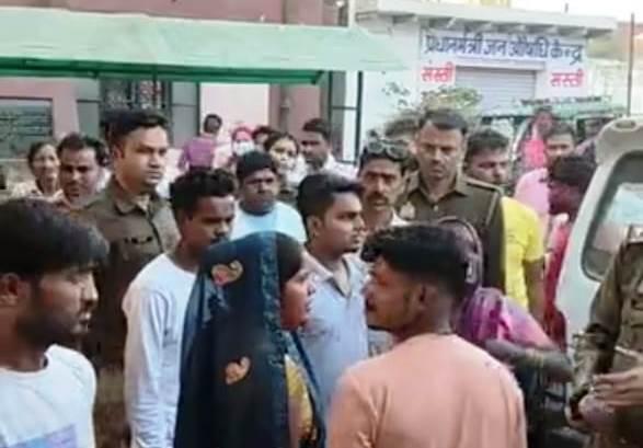 गृहक्लेश में युवक ने लगाई फांसी, अस्पताल में शव ले जाने को लेकर परिजनों और पुलिस के बीच जमकर हंगामा