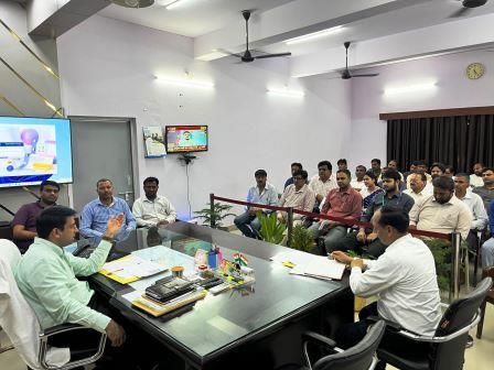 गैस से संबंधित शिकायतों या कालाबाजारी की सूचना देने के लिए हेल्पलाइन नंबर जारी, डीएम ने गैस एजेंसी मालिकों के साथ बैठक की