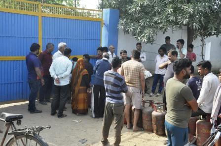 हाथरस में रसोई गैस को लेकर उपभोक्ता परेशान, सर्वर डाउन होने के कारण नहीं हो रही ऑनलाइन बुकिंग, नहीं मिल रहे गैस सिलेंडर