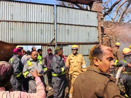 हाथरस में धूल वाले दिन रबर फैक्ट्री में लगी भीषण आग, इलाके में मची अफरा-तफरी