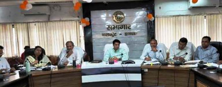 हाथरस जिला गजेटियर के अद्यतन व प्रकाशन को लेकर डीएम अतुल वत्स की अध्यक्षता में बैठक
