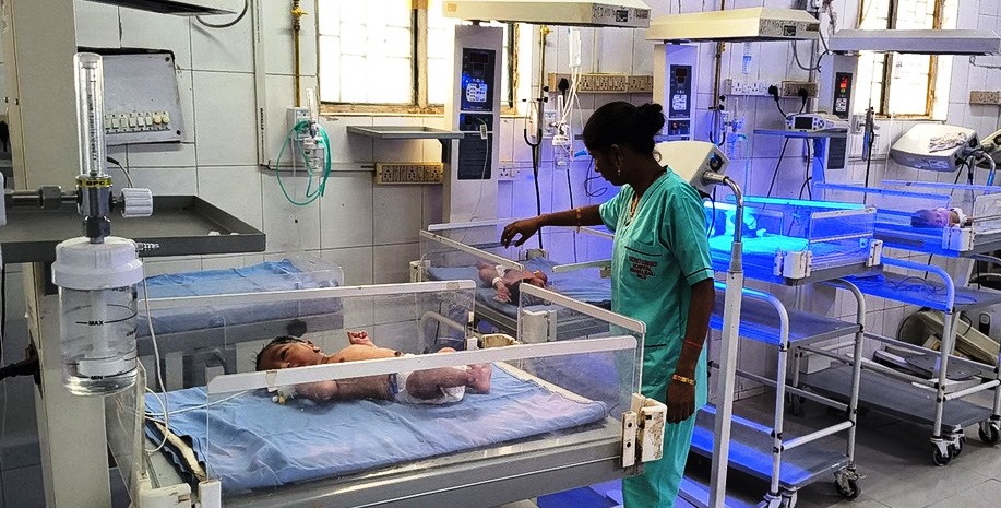 हाथरस के नवजात बच्चों को अब नहीं होगी बेड की कमी, जिला अस्पताल में बच्चों को बेहतर इलाज, पुरानी इमरजेंसी ढहाकर बनेगा हाईटेक MNCU वार्ड, 12 बेड के SNCU वार्ड का किया जाएगा विस्तार