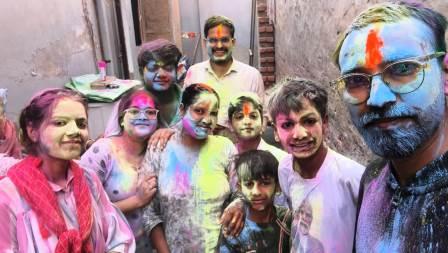 सादाबाद : कस्बा, देहात में खूब उड़ा रंग गुलाल  जगह जगह होली की मस्ती में सराबोर दिखे हुरियारे, संवेदनशील स्थानों पर रहा पुलिस का कड़ा पहरा
