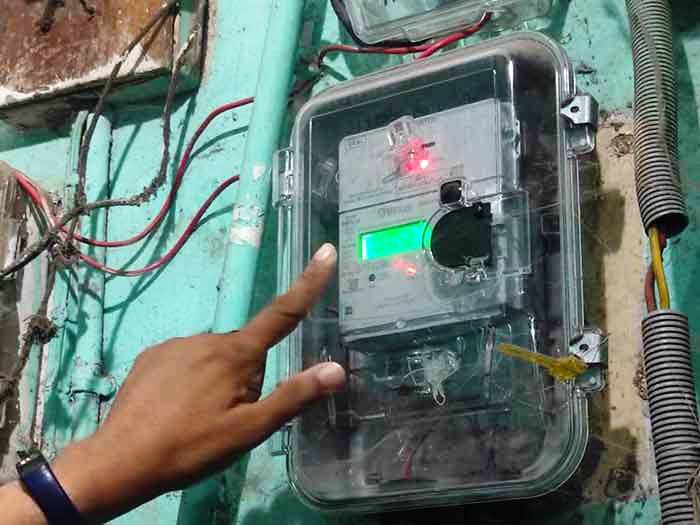 स्मार्ट मीटर का बैलेंस माइनस होते ही 4500 घरों की बत्ती हुई गुल, उपभोक्ताओं ने बिजलीघर पर किया हंगामा