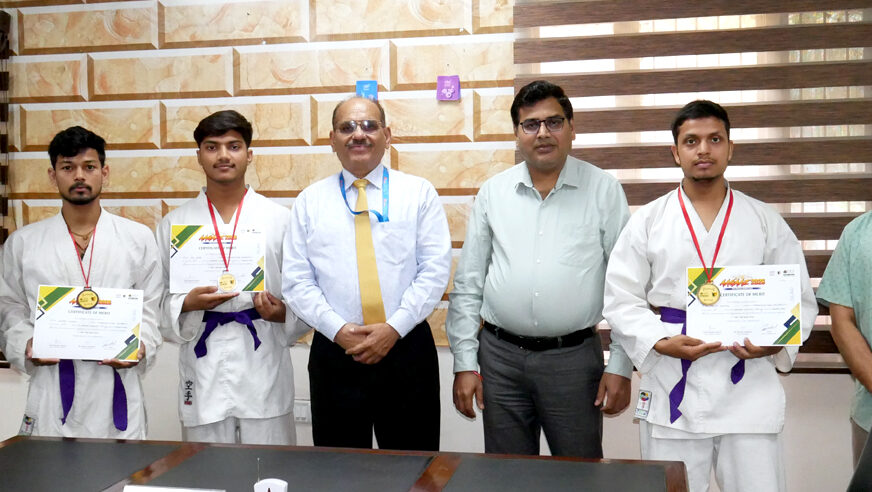 मंगलायतन विश्वविद्यालय के खिलाड़ियों ने कराटे में जीते स्वर्ण व रजत पदक