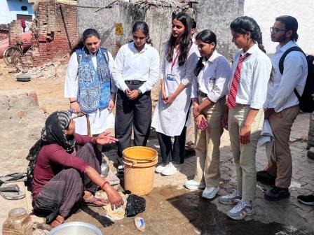 मंगलायतन विश्वविद्यालय के विद्यार्थियों ने घर-घर जाकर ‘बेटी बचाओ और बेटी पढ़ाओ’ का दिया संदेश