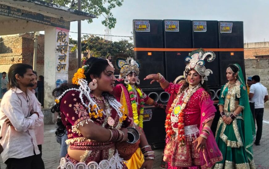 हसायन में हनुमान जन्मोत्सव की धूम, वृंदावन के कलाकारों ने भजनों से बांधा समां, मनमोहक प्रस्तुतियों के बीच निकली भव्य पदयात्रा