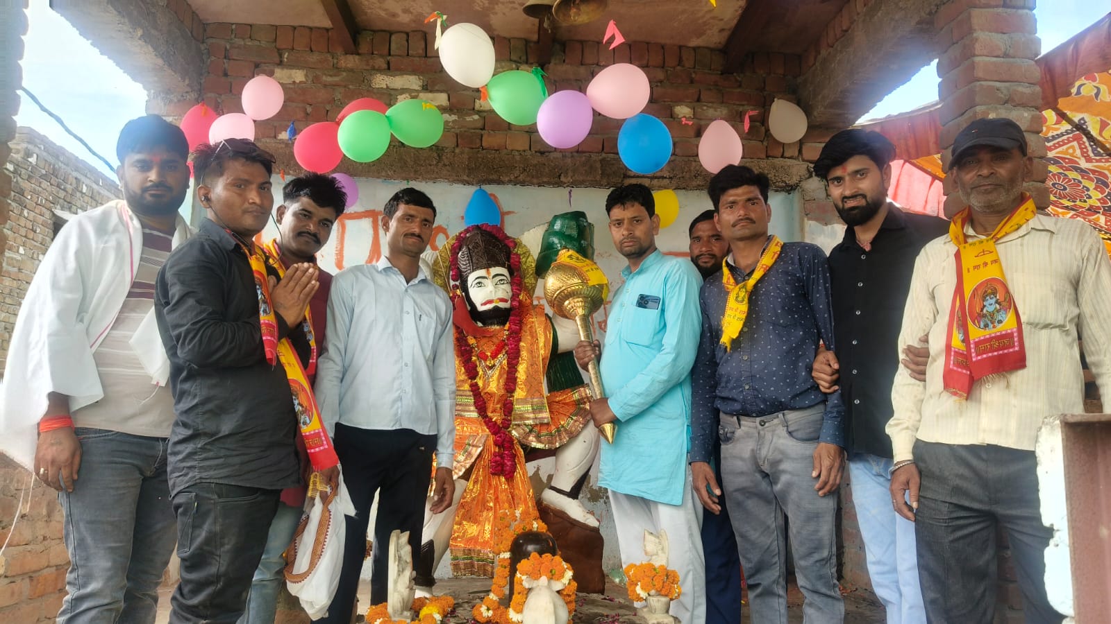 हसायन : जरैरा में गूंजे बजरंगबली के जयकारे, शोभायात्रा और पुष्प वर्षा के साथ मनाया गया हनुमान जन्मोत्सव