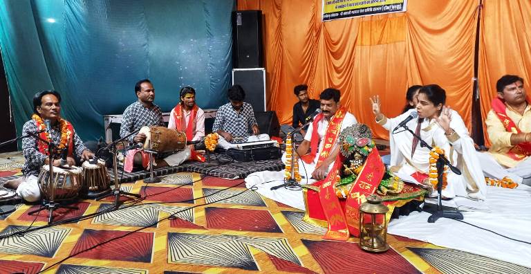 हसायन : हनुमान जन्मोत्सव पर सजा फूल बंगला, भजनों पर झूमे श्रद्धालु