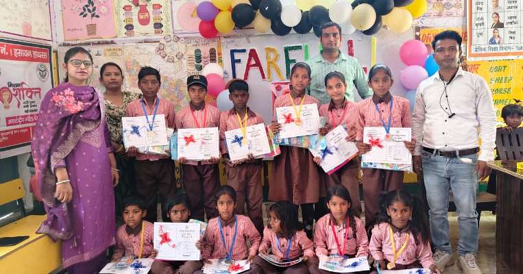 हसायन : प्राइमरी स्कूल में वार्षिकोत्सव की धूम, मेधावी छात्र सम्मानित, नए सत्र का तिलक लगाकर हुआ स्वागत