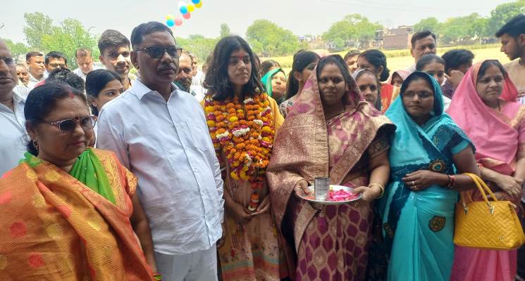 हसायन : पीसीएस में 14वीं रैंक पाकर डिप्टी जेलर बनीं खुशालगढ़ की गुंजन, गांव पहुंचने पर हुआ जोरदार अभिनंदन, गांव में गाजे-बाजे के साथ निकली स्वागत रैली