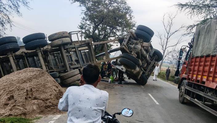 सिकंदराराऊ-जलेसर मार्ग पर बालू से भरा ट्रक पलटा, बाल-बाल बचा चालक, मची अफरा-तफरी