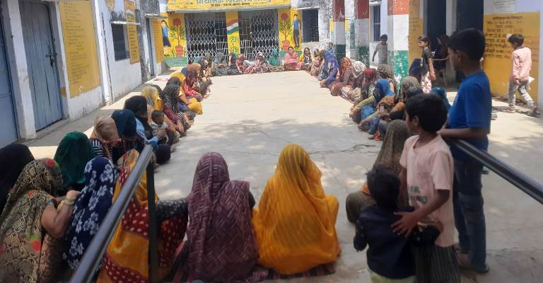 हसायन : छीतूपुर हरीनगर क्लस्टर की बैठक में दी गई स्वरोजगार की जानकारी, स्वयं सहायता समूहों से जुड़ेंगी राशनकार्ड धारक महिलाएं, विभिन्न कैडरों के लिए मांगे आवेदन