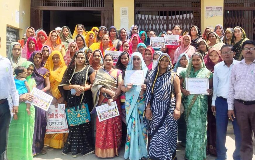 हसायन : विकासखंड कार्यालय में लखपति दीदी कार्यक्रम आयोजित, ब्लॉक परिसर में महिलाओं को दी गई ट्रेनिंग, स्वयं सहायता समूहों के माध्यम से सशक्त होंगी ग्रामीण महिलाएं