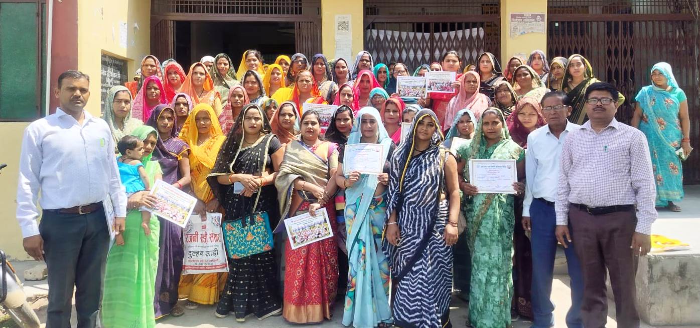 हसायन : विकासखंड कार्यालय में लखपति दीदी कार्यक्रम आयोजित, ब्लॉक परिसर में महिलाओं को दी गई ट्रेनिंग, स्वयं सहायता समूहों के माध्यम से सशक्त होंगी ग्रामीण महिलाएं