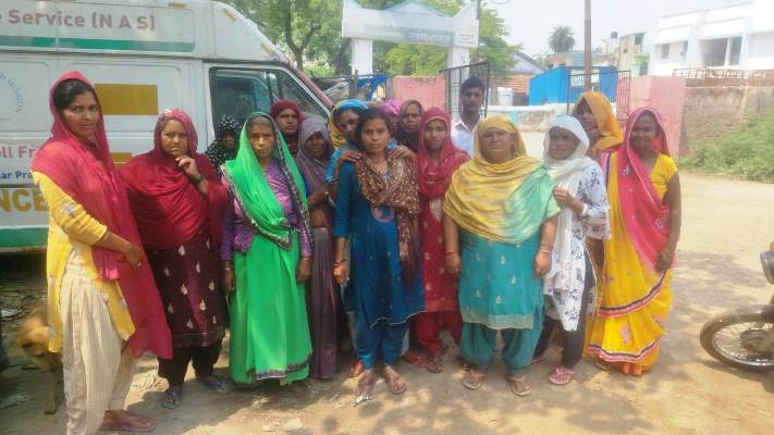 हसायन : आलू की खुदाई करने वाले 35 मजदूरों की मजदूरी डकार गए ठेकेदार, भुगतान न होने पर कोतवाली घेरी