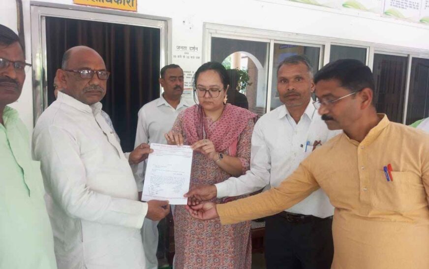 हसायन : एनसीईआरटी की किताबें बाजार में उपलब्ध कराने की मांग, जिलाधिकारी को सौंपा ज्ञापन