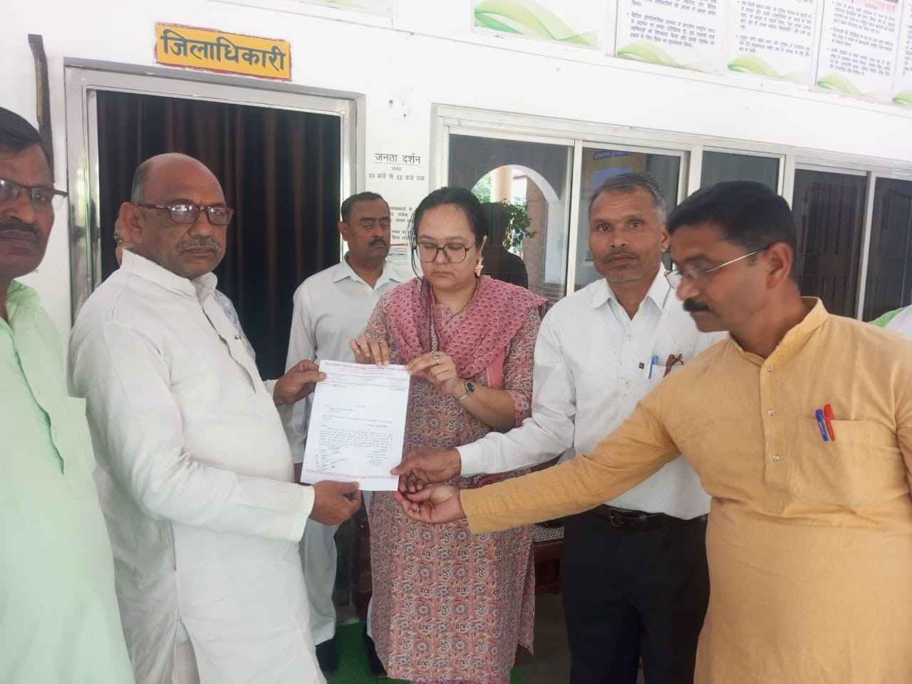 हसायन : एनसीईआरटी की किताबें बाजार में उपलब्ध कराने की मांग, जिलाधिकारी को सौंपा ज्ञापन