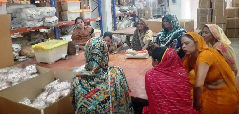 लखपति दीदी अभियान के तहत तकनीक सीखकर महिलाएं तैयार कर रहीं गुलाल के पैकेट