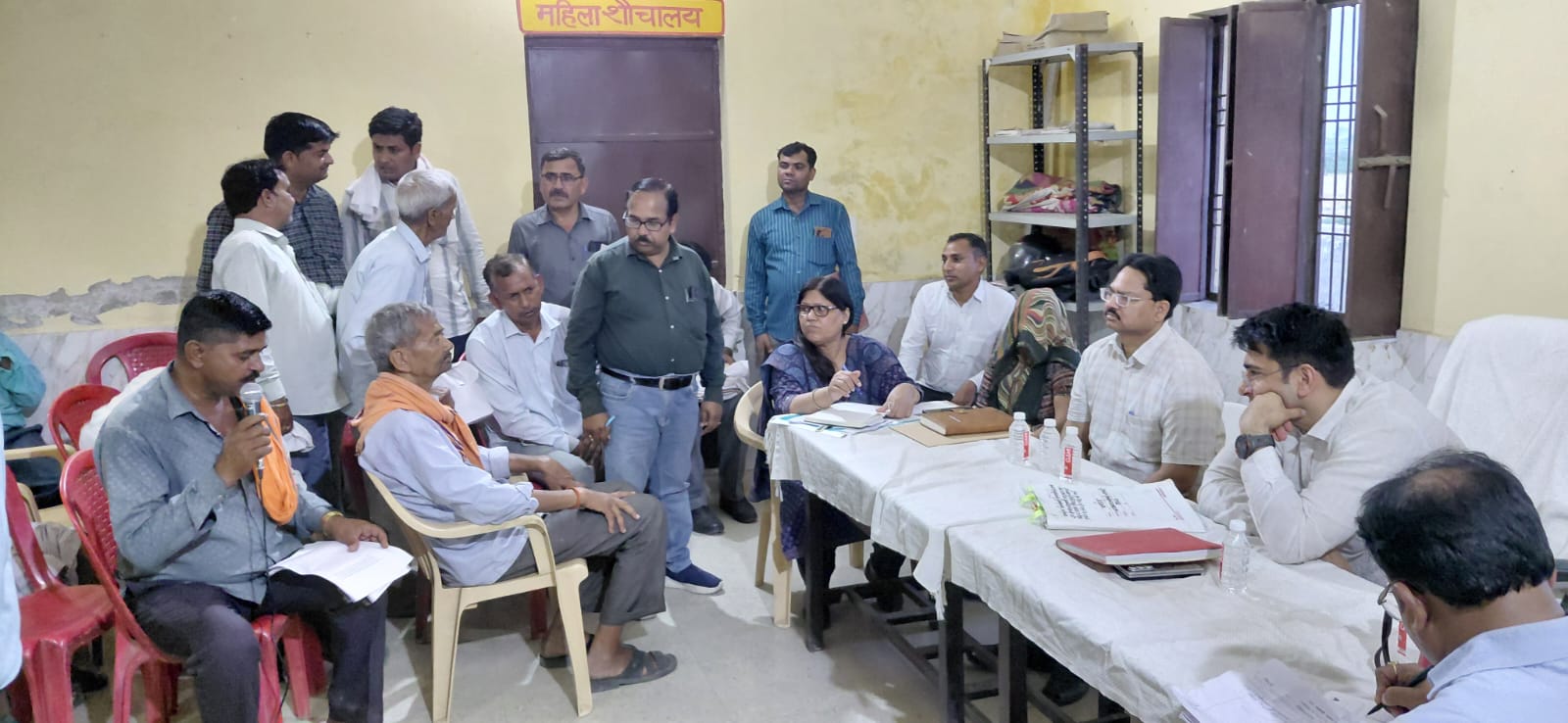 हसायन : जिलाधिकारी ने ग्राम चौपाल में सुनीं जनसमस्याएं, चकबंदी मामलों के त्वरित निस्तारण के दिए निर्देश