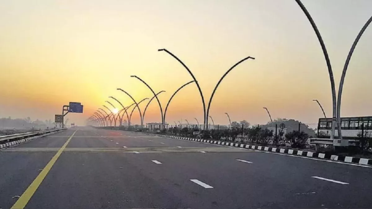 हाथरस से लखनऊ जाने वाले यात्रियों का सफर हुआ महंगा, लखनऊ एक्सप्रेसवे पर टोल की दरें बढ़ी, कार से लेकर ट्रक तक का बढ़ा टोल, नई दरें लागू