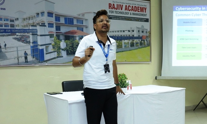 राजीव एकेडमी के छात्र-छात्राओं को दी साइबर सुरक्षा की जानकारी, सावधानी ही साइबर क्राइम से बचने का एकमात्र उपायः शशांक पाल