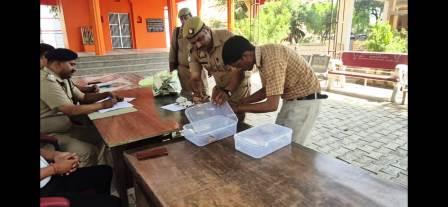 सिकन्द्राराऊ पुलिस की कार्रवाई, जुआ अधिनियम के 81 मामलों का माल निस्तारण