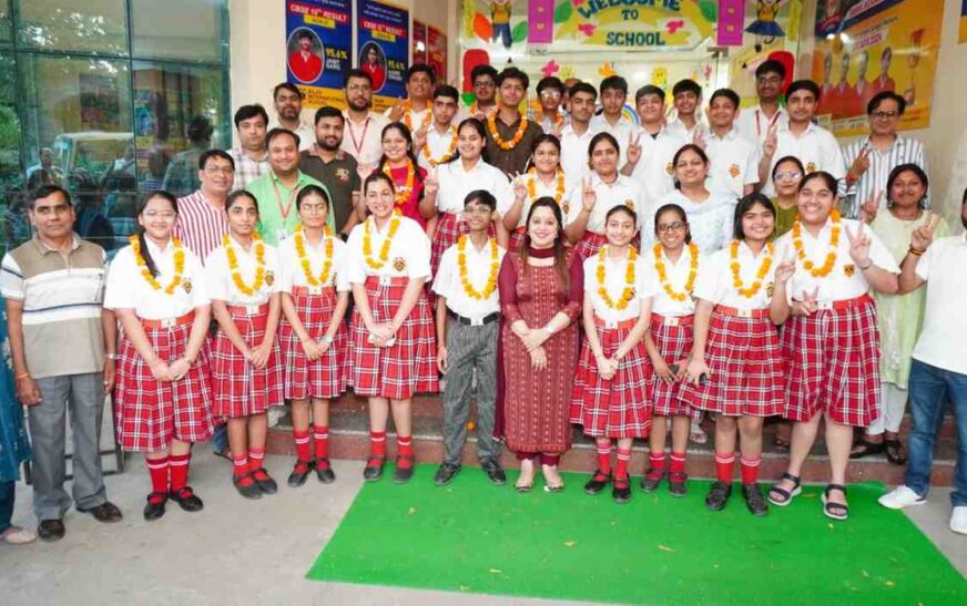 राजीव इंटरनेशनल स्कूल के छात्रों का शानदार प्रदर्शन, शौर्य गर्ग ने 97.6% के साथ किया टॉप