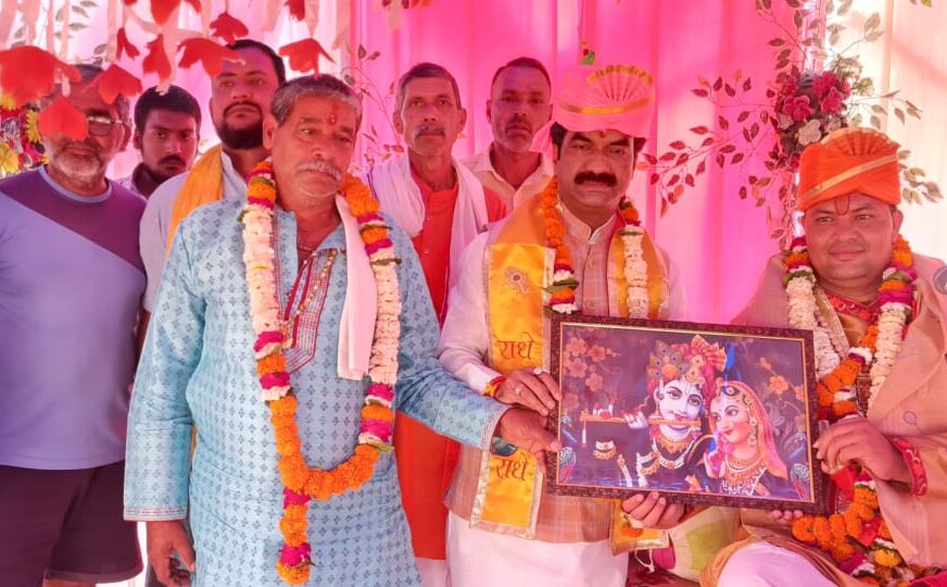 भागवत कथा में मुरसान ब्लॉक प्रमुख ने किया व्यास गद्दी का पूजन