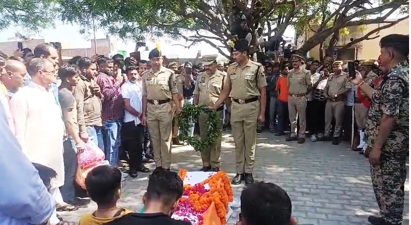 तिरंगे में लिपटकर घर लौटा हाथरस का लाल, नम आंखों से दी वीर जवान को विदाई, ड्यूटी के दौरान हार्ट अटैक से हुआ था BSF जवान का निधन