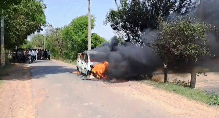 मुरसान में चलते-चलते आग का गोला बनी कार, बोनट खोलते ही भड़कीं लपटें, कूदकर भागे अलीगढ़ के दो युवक, घंटों बाधित रहा यातायात