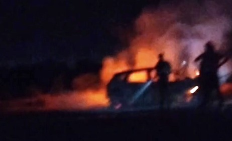 मथुरा-बरेली हाईवे पर टुकसान के पास चलती कार बनी आग का गोला, बाल-बाल बचा परिवार