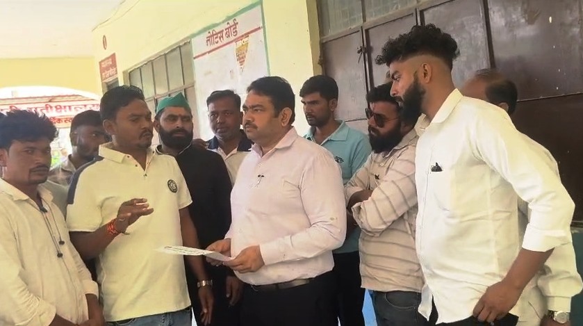 सासनी तहसील पर भाकियू का जोरदार प्रदर्शन, ओलावृष्टि से बर्बाद हुई फसल के मुआवजे की उठाई मांग